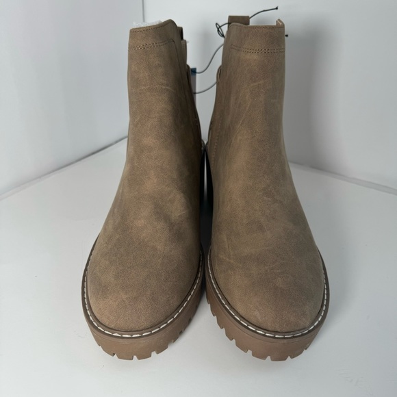 Chelsea boots Rancher by Dolce Vita size 9, *WILL NOT COME W/ BOX. 2 AVAILABLE - Picture 8 of 14